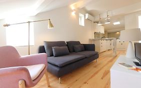 Romantic Nest For A Getaway At Downtown With Design